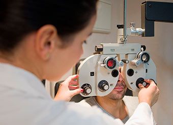 Doctor Miguel March oftalmóloga